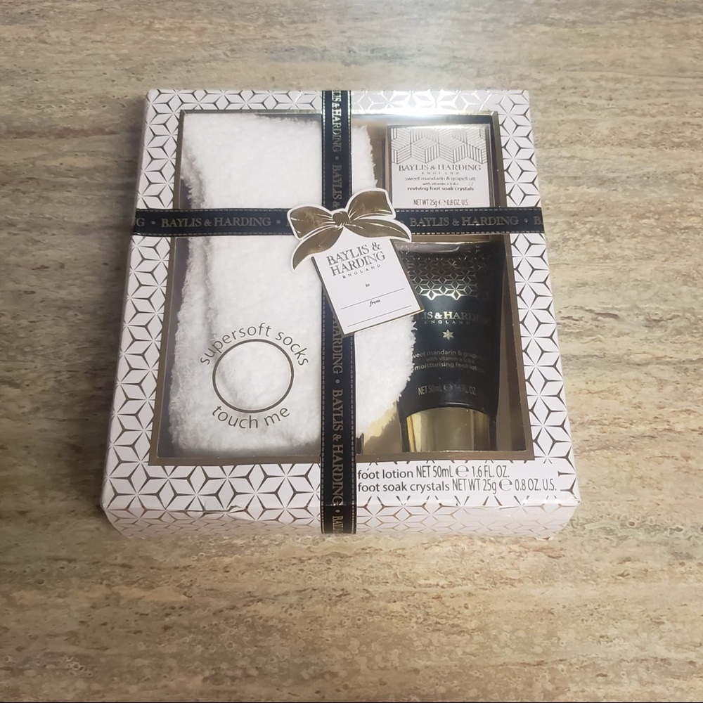 Baylis & Harding socks and lotion set w/ foot soak